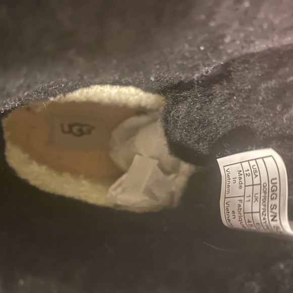 Men’s size 12 Uggs winter boots - Picture 2 of 2